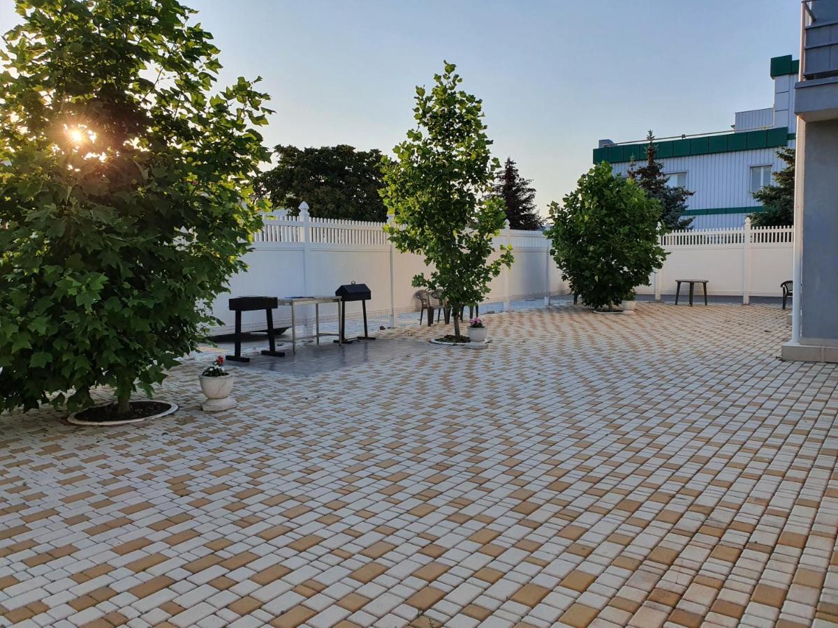 Aleksandriya Hotel Chornomorsk Exterior photo